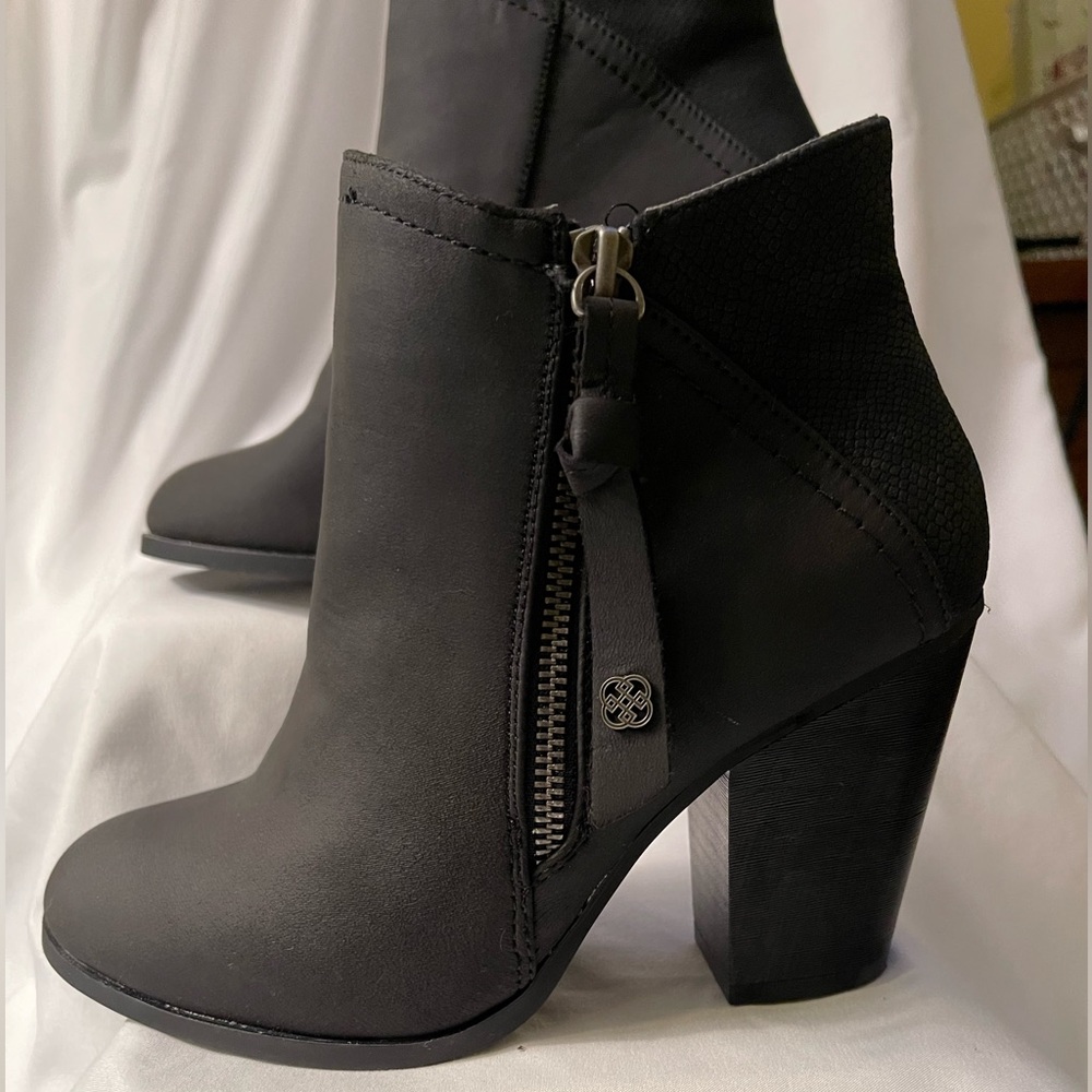 {Daisy Fuentes} NWOT• DARK GREY BOOTIES